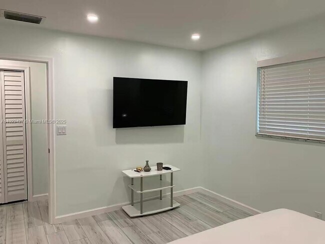 Building Photo - 600 NE 7th Ave