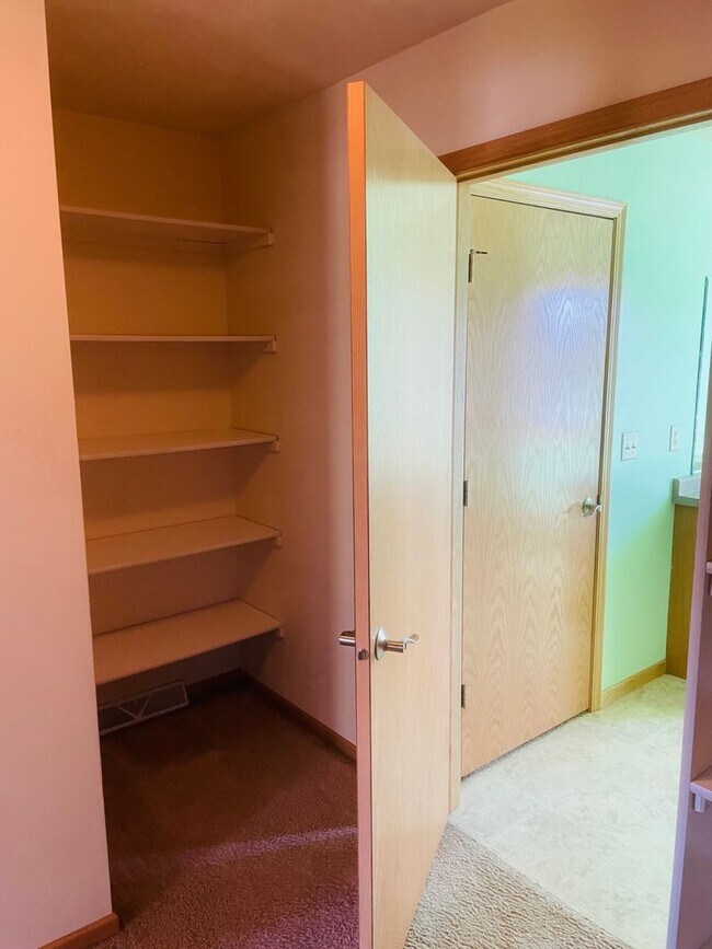 Building Photo - 2930 W Glenpark Dr