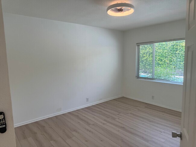 Building Photo - 502 Calle Santa Rosa S