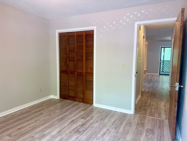 Building Photo - Spacious 2BR 2BA townhome in Village Creek!