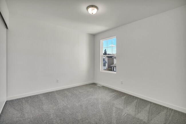 Building Photo - Silver Lake Home Available now