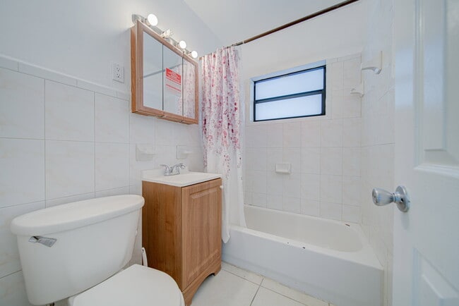 Building Photo - 917 NE 164th St