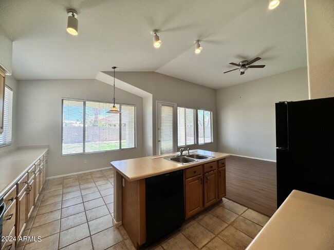 Building Photo - 1795 W Canary Way