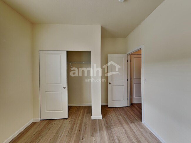 Building Photo - 1415 W 16th Ave