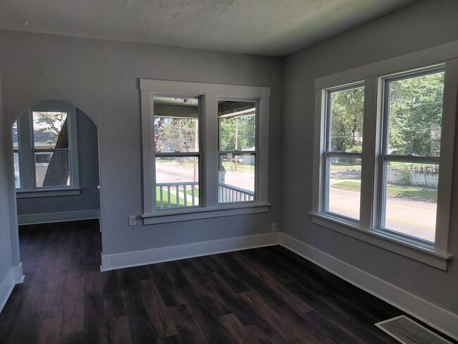 Building Photo - Fully Remodeled Home For Rent