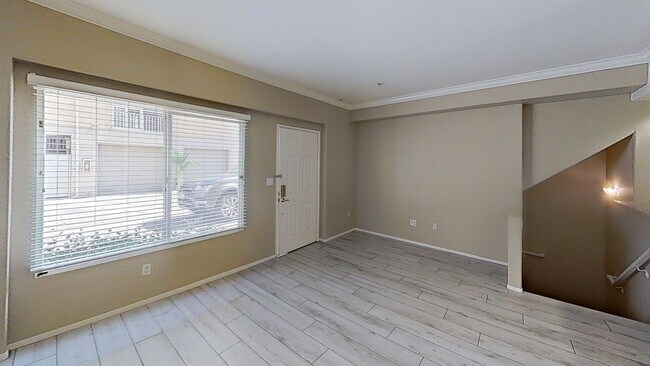 Building Photo - Townhome in Gated community in Woodland Hills