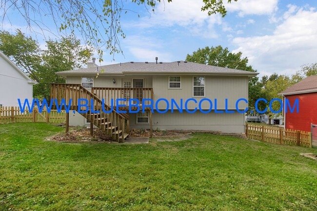 Building Photo - Check out this spacious home with thoughtf...