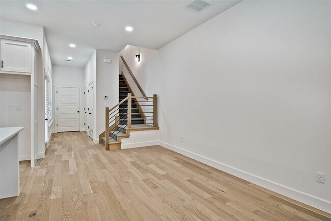 Building Photo - 506 W Persimmon St