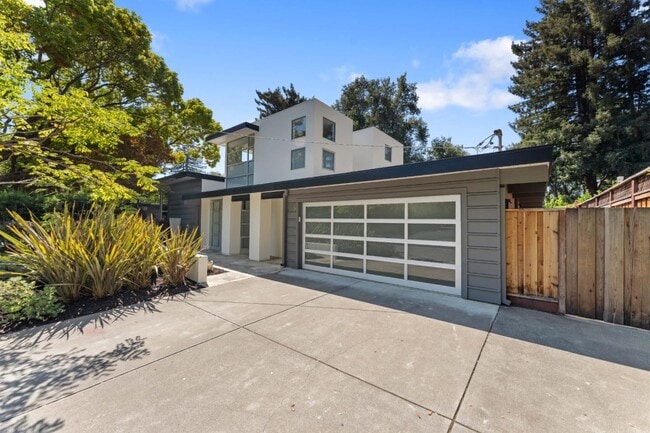 Building Photo - 705 Evergreen St