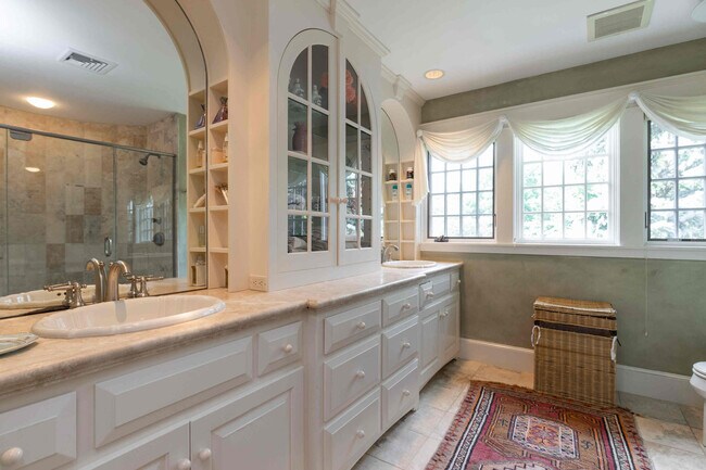 Building Photo - 32 Lock Ln