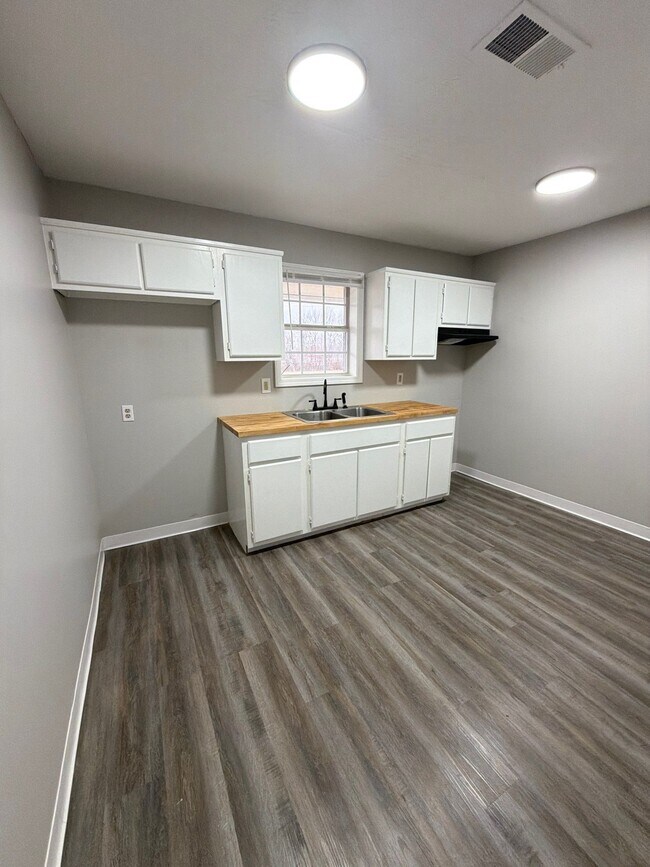 Building Photo - 1278 Fairground Rd