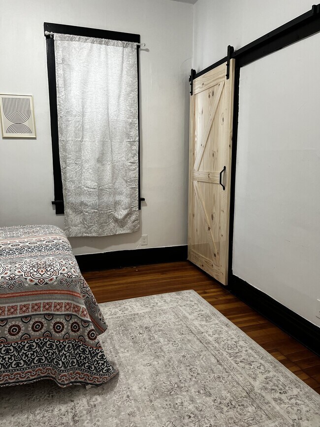 Building Photo - 12th Street Luxurious Suite