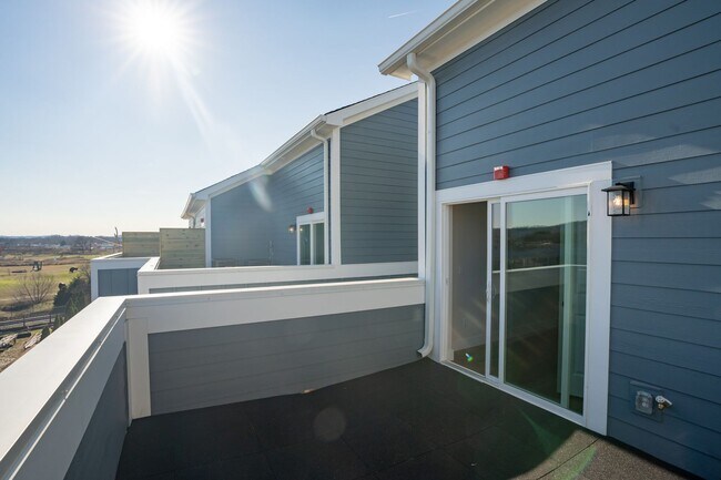Building Photo - Modern 4 Bedroom Townhome in Southside Chattanooga