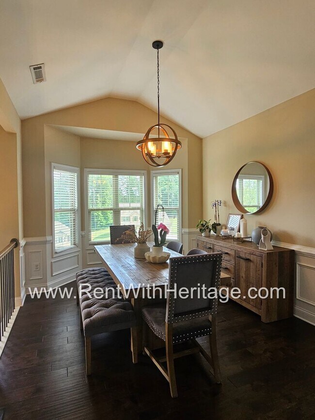 Building Photo - Gorgeous 3 bd / 2 bath / Attention to Deta...