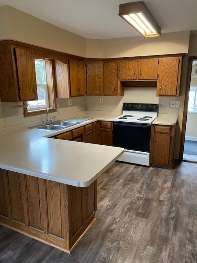 Building Photo - 3 Bedrooms, 2.5 Bathrooms Single Family Home in Staples, MN w/2+ car garage