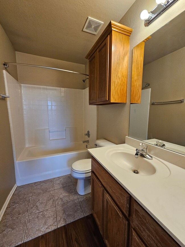 Building Photo - (3) Bed/(2) Bath in S Moore Avail NOW! Pet...