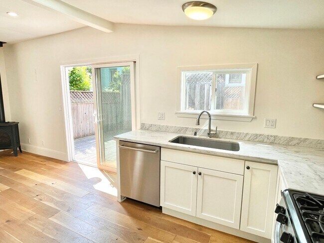 Building Photo - Remodeled Off Street Cottage 2BR/1BA Priva...