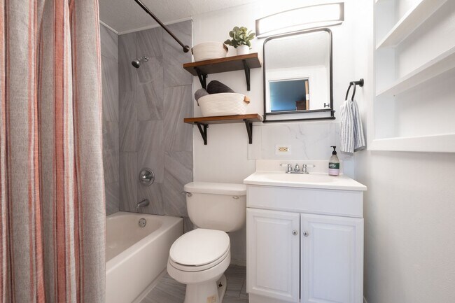 Building Photo - Updated 3-Bedroom Home with Fully Equipped Kitchen & Washer/Dryer in Great Neighborhood!