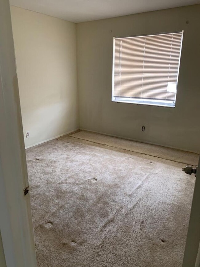 Building Photo - Nice 2 Bed 1 Bath, Unit Located in Quiet S...