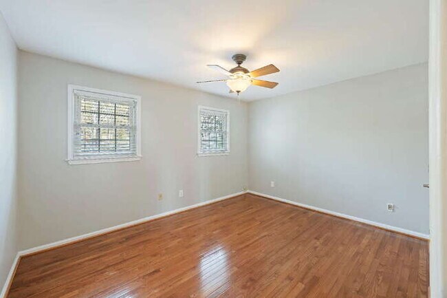 Building Photo - 100 Lakeview Dr