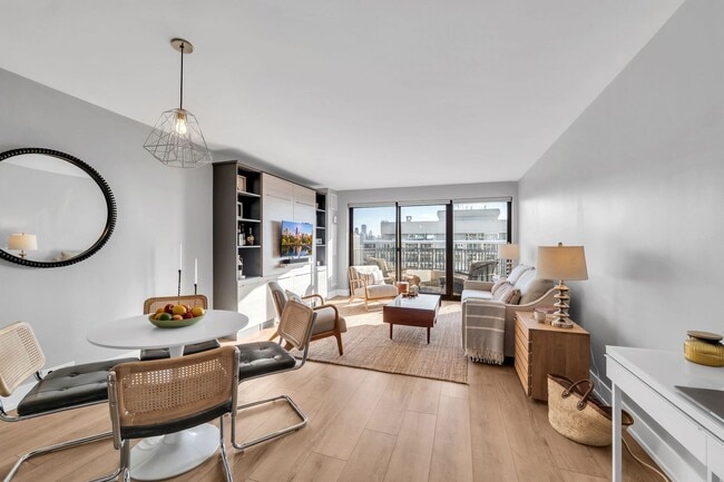 Building Photo - 2020 N Lincoln Park W