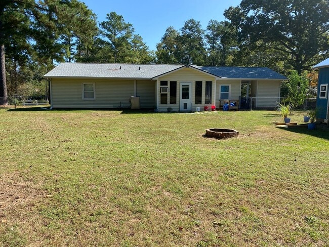 Building Photo - Beautiful Home in a quiet country setting