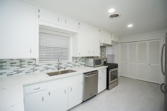 Building Photo - 4145 Sarong Dr