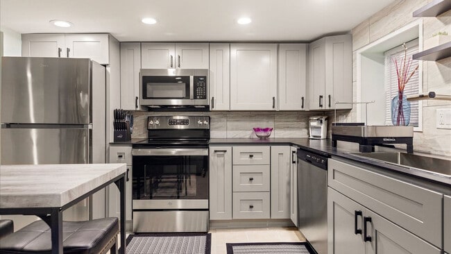 Building Photo - 27 S Oakland Ave