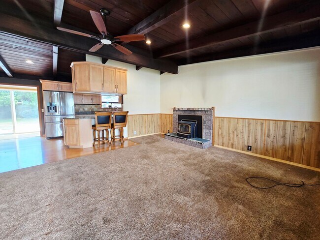 Building Photo - Single Family Home in Mckinleyville!