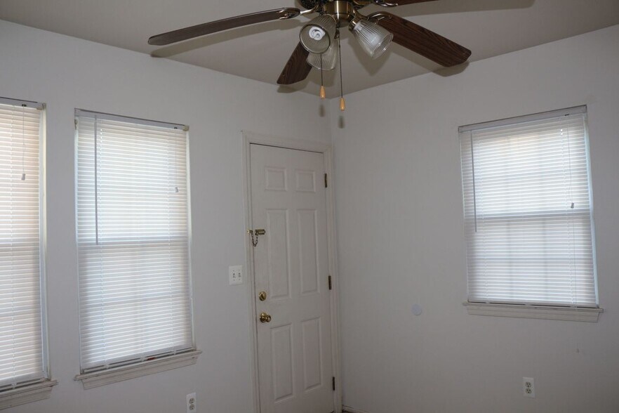 Building Photo - 128 William St