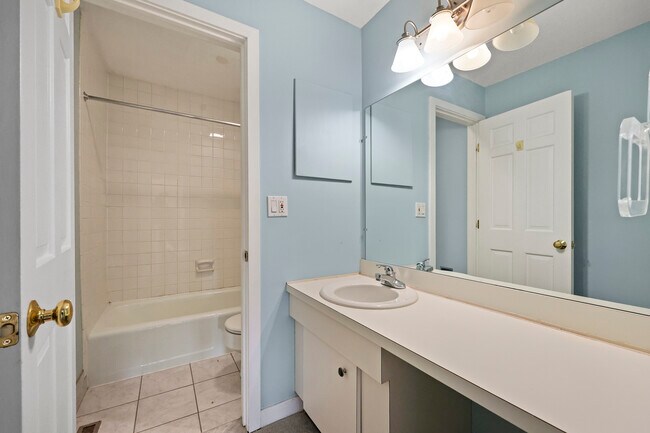 Building Photo - 27 Farmington Chase Crescent