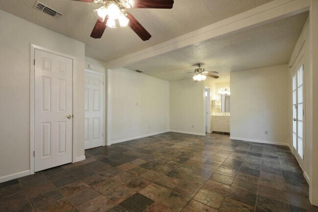 Building Photo - 9410 E Meadow Vale
