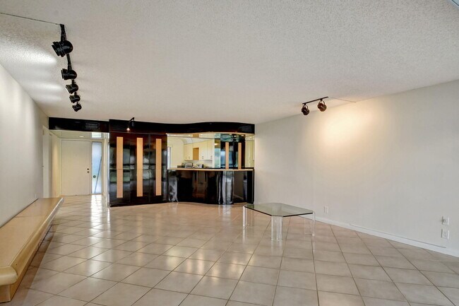 Building Photo - 5519 Fairway Park Dr