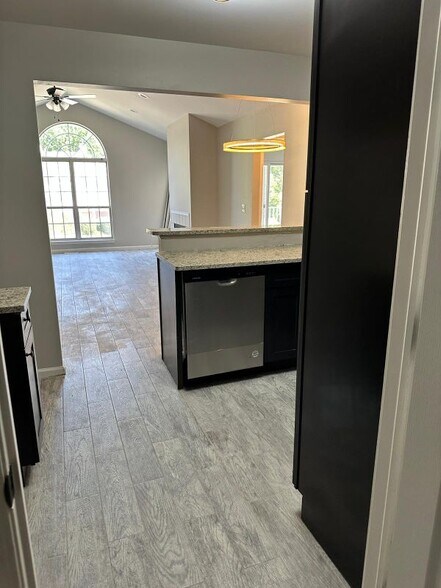 Building Photo - 52099 Heatherstone Ave
