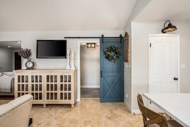 Building Photo - **STUNNING 3 BEDROOM/2 BATHROOM FULLY RENOVATED HOME IN SCOTTSDALE!! (THUNDERBIRD & 52ND ST)**