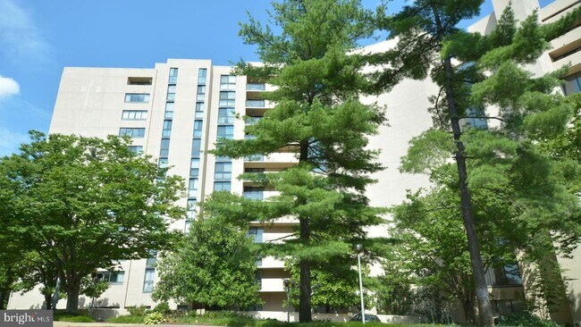 Building Photo - 1101 S Arlington Ridge Rd