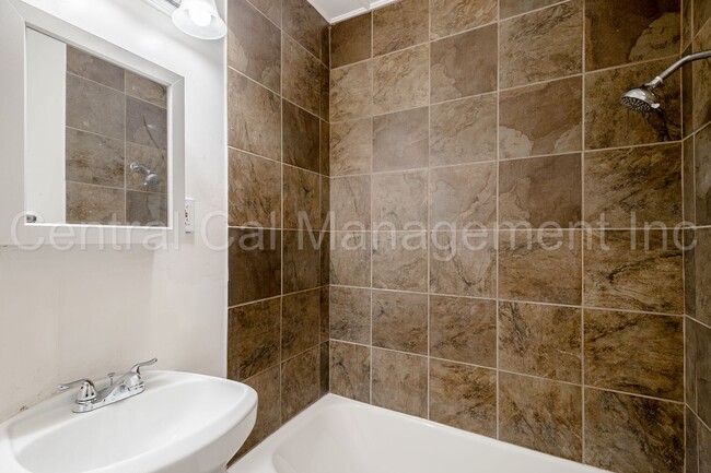 Building Photo - 3 Bedroom/2 Bath Home - $1695 per Month!