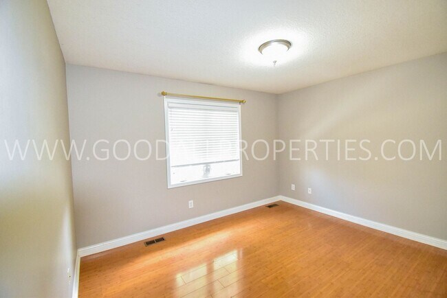 Building Photo - 3 Bedroom Home in West Des Moines
