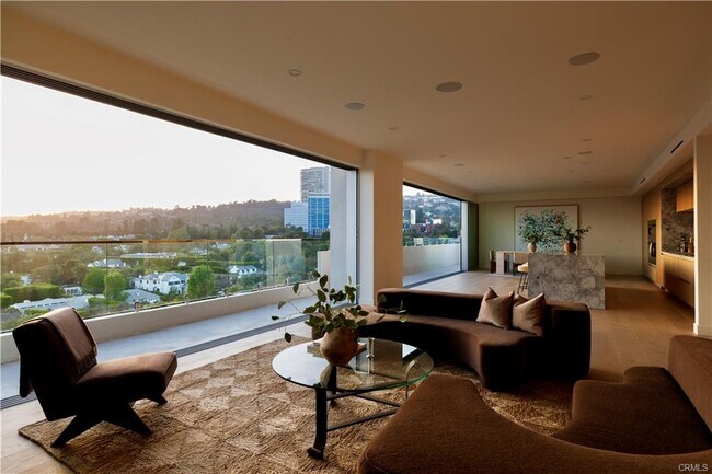 Building Photo - 838 N Doheny Dr
