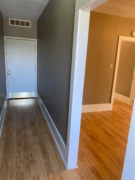 Back Entrance / Living room - 712 Poplar St