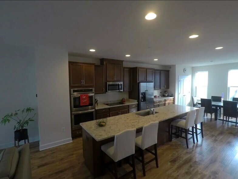 Kitchen, front angle - 8828 Englewood Farms Dr
