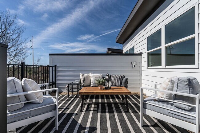 Building Photo - 611 Walnut Hts Dr