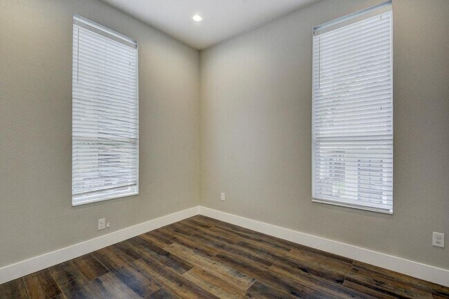 Building Photo - 901 Shoal Cliff Ct