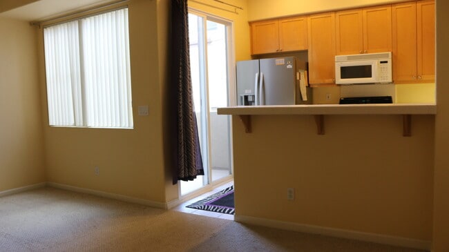 Building Photo - Excellent 2 Bed 2 Bath Town Home