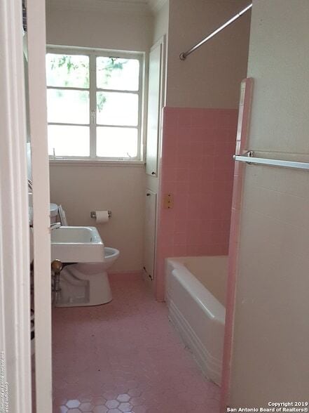 Building Photo - 230 E Mulberry Ave