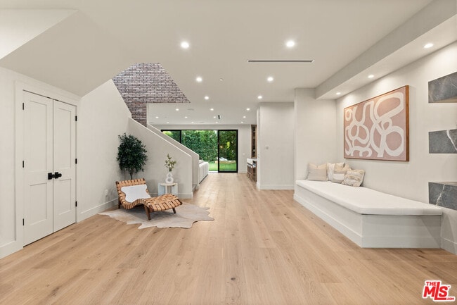 Building Photo - 11748 La Maida St