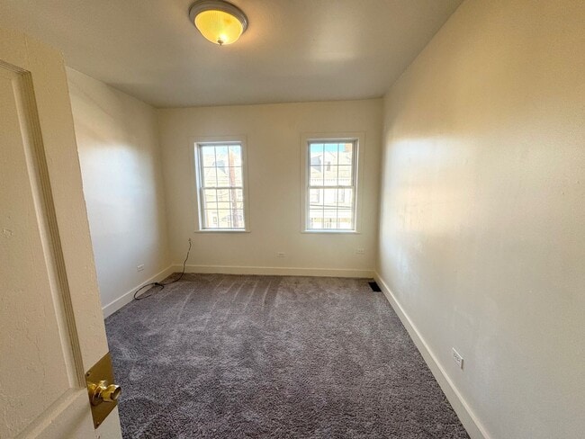 Building Photo - 3 Bedroom Semi-Detached Home