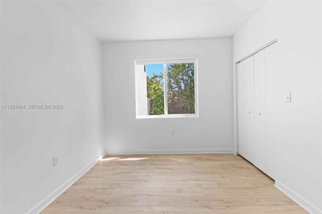 Building Photo - 170 NW 158 St #8 Miami, FL 33169