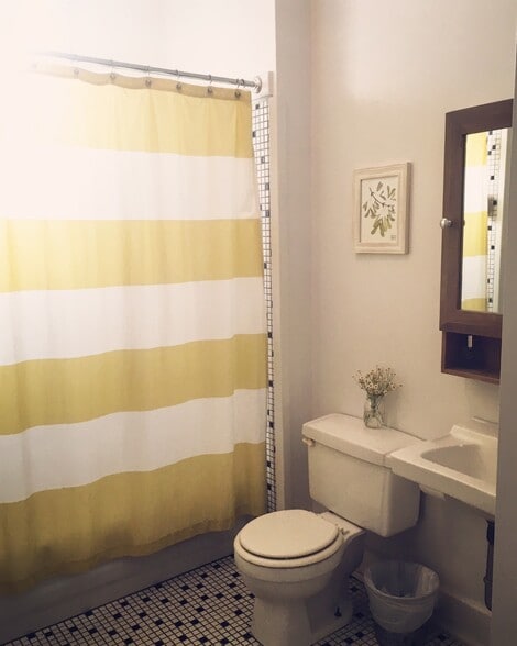 Building Photo - 2558 W Iowa St