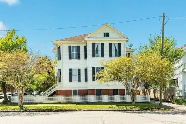 Building Photo - 1702 Sealy Ave